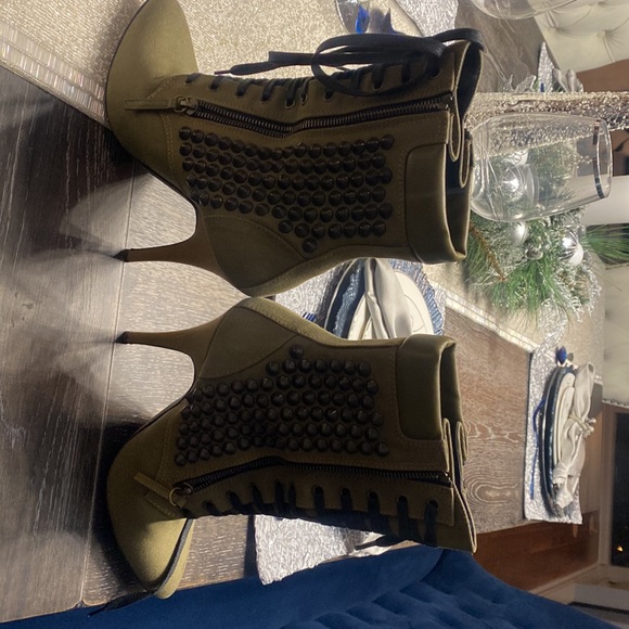 Balmain unique vintage Rhianna ankle stud boot. Got it in London. Worn twice - Picture 2 of 9
